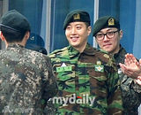 组图：韩国演员李东健结束兵役正式回归演艺圈