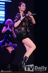 组图：4minute回归突袭游乐园 泫雅短裤秀翘臀