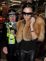 高清：维多利亚现身火车站 皮草披肩贵气逼人