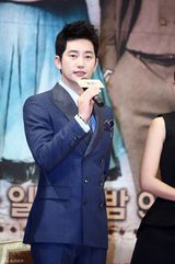 高清图：朴施厚文根英宣传《清潭洞爱丽丝》