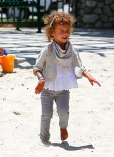 组图：阿尔芭挺大肚全家出行 老公抱爱女玩滑梯