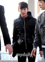 组图：金秀贤全智贤机场重聚 黑白配登对