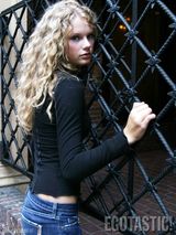 组图：斯威夫特曝青涩旧照 泡面头婴儿肥差异大