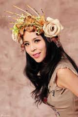 组图：歌手马晓梦新年写真 头戴花环气质典雅