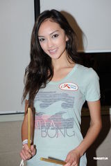 组图：Jessica C秀鼓技 笑称不怕地位被取代