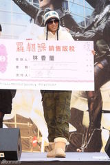 罗志祥新书大卖欲购名车 罗妈捐两百万做公益(图)