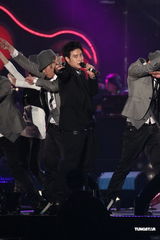 组图：陶晶莹拼老命热舞 FT Island组合压轴