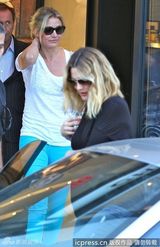 组图：巴里摩尔三婚倒计时 闺蜜迪亚茨作陪选衫