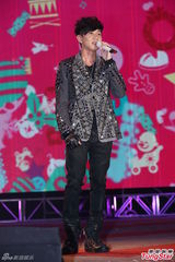 组图：严爵挑战唱跳险破音 林俊杰压轴热舞