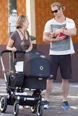 组图：“雷神”克里斯马德里街头抱女儿秀父爱