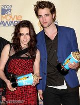 高清组图：《暮城之光》男女主角亮相颁奖礼 俊男配美女