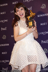 组图：巨乳郭书瑶勇夺金马50新人 开心吻奖杯