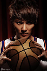 组图：徐正曦运动黑白大片  显露性感肌肉线条