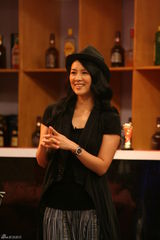 幻灯图：章子怡做客《黄加李泡》 赤脚上阵秀球技