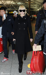 组图：Kara、BEAST、4minute、2NE1等素颜亮相