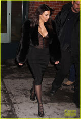 组图：卡戴珊穿深V胸门大开 体态丰腴性感撩人