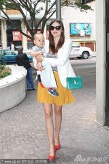 组图：辣妈米兰达风姿绰约 宝贝儿子诠释“天然呆”