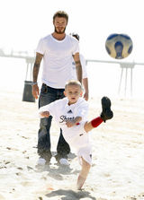 高清组图：贝克汉姆海滩教小球迷踢球 