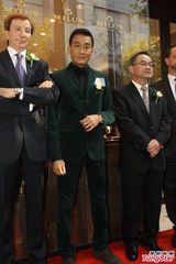 组图：梁家辉沪上吸金 私下被彭于晏叫“爹地”