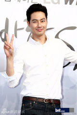 组图：赵仁成申宝拉出席某电子产品宣传活动