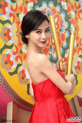 组图：Angelababy优雅亮相 火红长裙性感喜庆