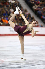 组图：花滑美女赛场身姿美妙 不慎摔地萌态可人