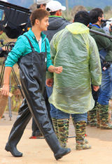 组图：《爸爸》萌爸林志颖劳作搞怪似少年