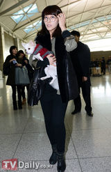 组图：先艺素颜抱爱犬 携夫定居加拿大