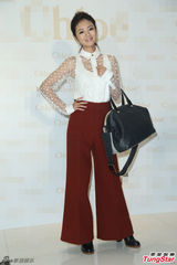 组图：安以轩斑点透明装亮相 红色长裤优雅干练