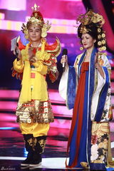 组图：百变五侠模仿五娃 仿真峰章恋舞台牵手