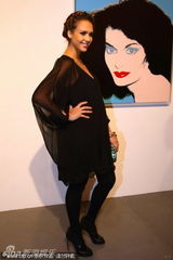 组图：辣妈阿尔芭透视装秀乳沟 性感袭京城