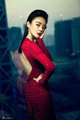 组图：袁姗姗时尚大片曝光 裸背水钻裙性感妖艳