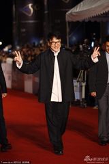 组图：成龙亮相金马红毯大秀经典剪刀手