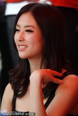 组图：兽兽升级做评委 妩媚撩发大秀乳沟