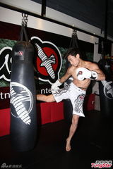 组图：三男模赤膊上阵变拳击手 宣传半裸写真