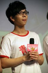 组图：胡夏音乐学院唱红歌 复古着装气质斯文