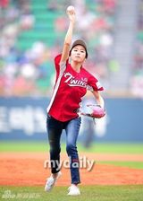 组图：韩女星洪恩熙休闲装为棒球赛开球