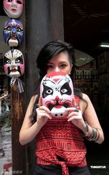 组图：邓紫棋前往成都宣传 大啖地道四川美食