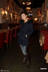 组图：邓萃雯乐做单身代言人 甘愿为另一半下厨