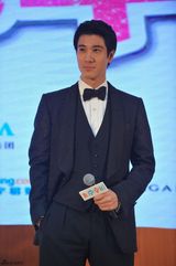 组图：《非常幸运》首映 章子怡大胆问情王力宏