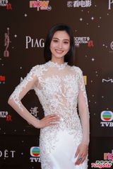 组图：冯文娟白色通花长裙优雅亮相红毯