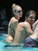 高清图：超模坎蒂斯比基尼惹火 男友泳池握翘臀