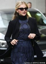 组图：莫瑞兹印花裙高贵典雅 猫眼墨镜玩转时尚