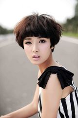 组图：黄曼“斑马线”写真 眼神迷离暴走无人公路