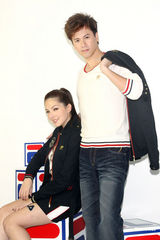 高清组图：李圣杰许玮宁合作拍照 为体育用品站台