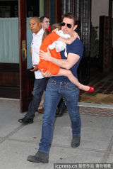 组图：汤姆-克鲁斯离婚后首探爱女 遭狗仔围堵