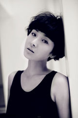 组图：黄曼素雅光影大片 简约深邃展成熟女人美