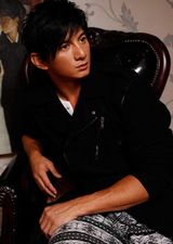 组图：吴奇隆演而优则投 杂志写真展现熟男魅力