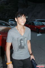 组图：应采儿剖腹诞男婴 谢天华等入院探望