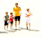 组图：贝克汉姆带三子玩球 父子享受运动乐趣